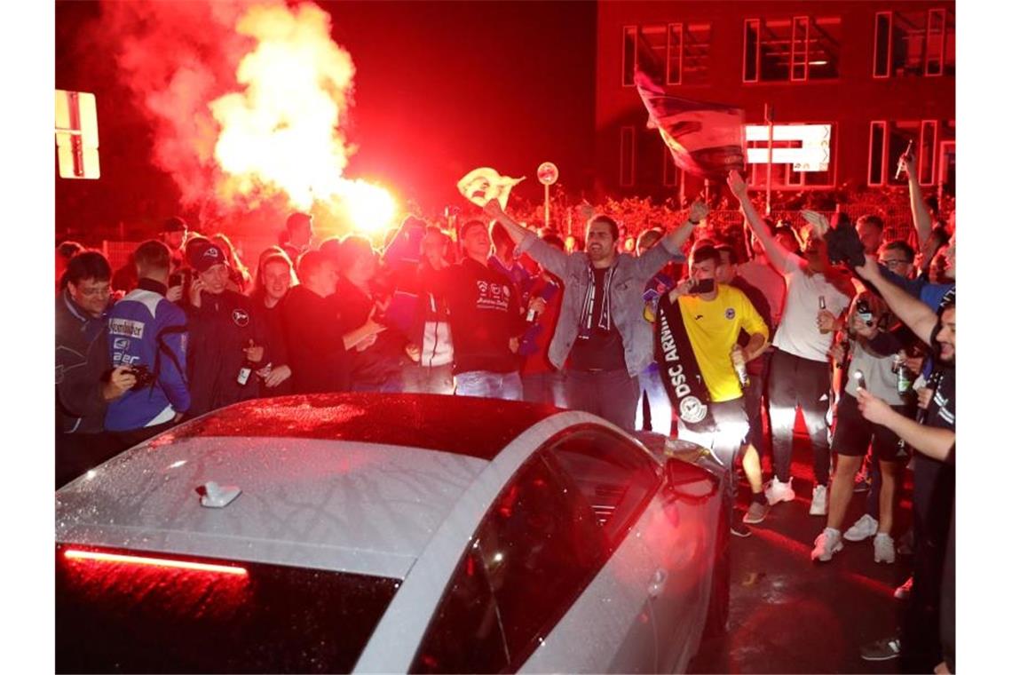 Bielefeld-Fans feierten vor dem Stadion den schon vor dem HSV-Spiel praktisch festehenden Aufstieg. Foto: Friso Gentsch/dpa