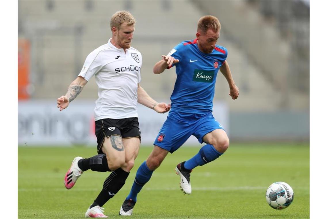 Heidenheim in der Relegation trotz 0:3 in Bielefeld Bielefelds Andreas Vogelsammer und Heidenheims Marc Schnatterer (l-r.) in Aktion. Foto: Friso Gentsch/dpa