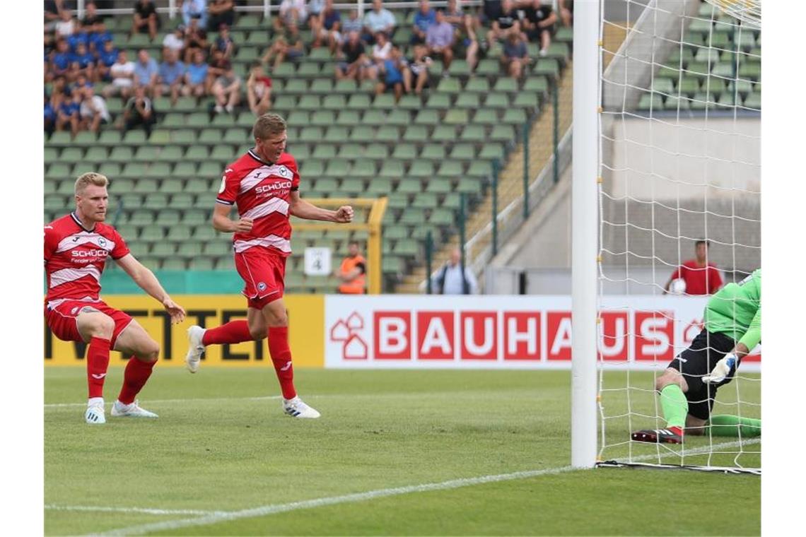 Bielefelds Andreas Voglsammer (M) trifft mit dem Kopf zum 1:0 gegen Victoria 89 Berlin. Foto: Andreas Gora/Archivbild