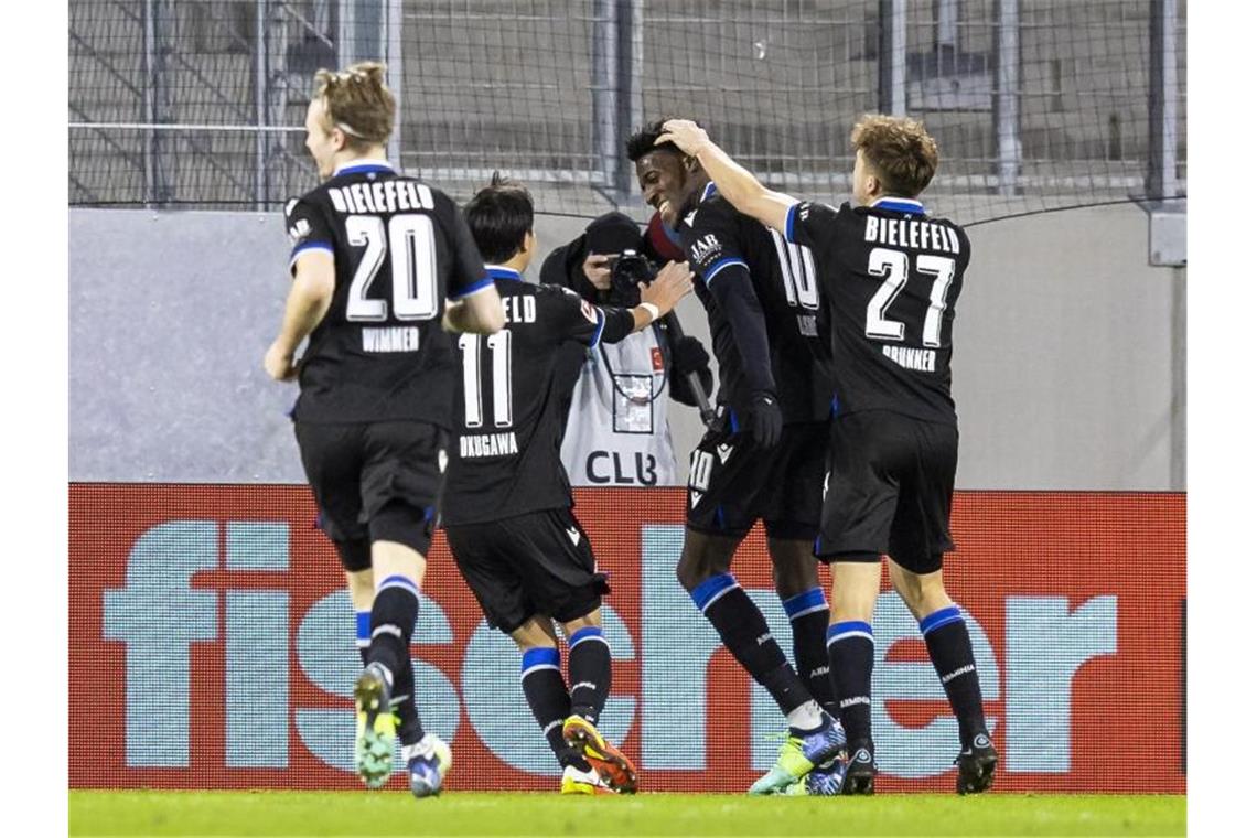 Ohne Flekken und Schlotterbeck: Remis in Freiburg Bielefelds Bryan Lasme (2.v.r) jubelt nach seinem Tor zum 2:2 mit seinen Mitspielern. Foto: Tom Weller/dpa