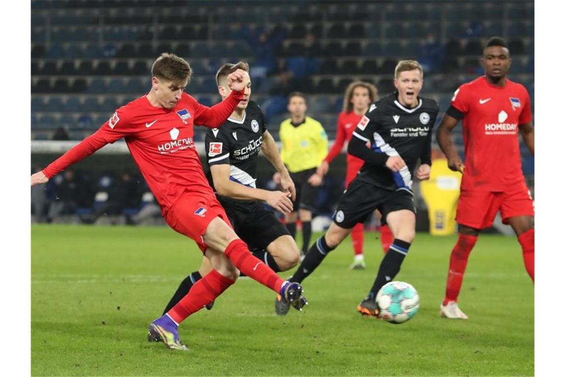 Bielefelds Cedric Brunner (2.v.l) kommt zu spät gegen Krzysztof Piatek (l), der den Ball ins Tor schießt. Der Treffer wird wegen Abseits aber nicht gegeben. Foto: Friso Gentsch/dpa