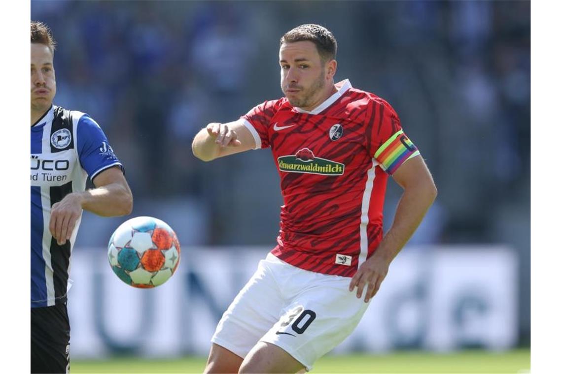 „Eine Erfolgsgeschichte“: Günter nun Freiburger Rekordmann Bielefelds Cedric Brunner (l) und Freiburgs Christian Günter kämpfen um den Ball. Foto: Friso Gentsch/dpa