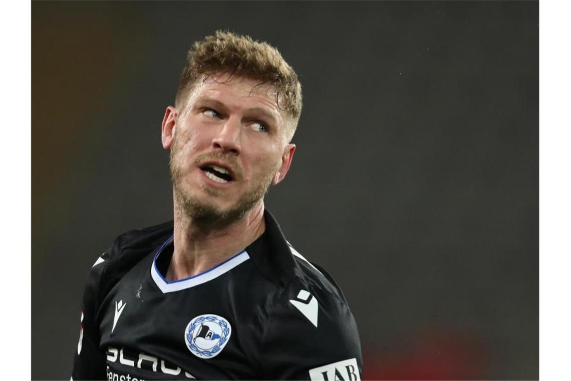 Bielefeld-Kapitän Klos könnte wieder in Startelf rücken Bielefelds Fabian Klos blickt zur Seite. Foto: Friso Gentsch/dpa/Archivbild