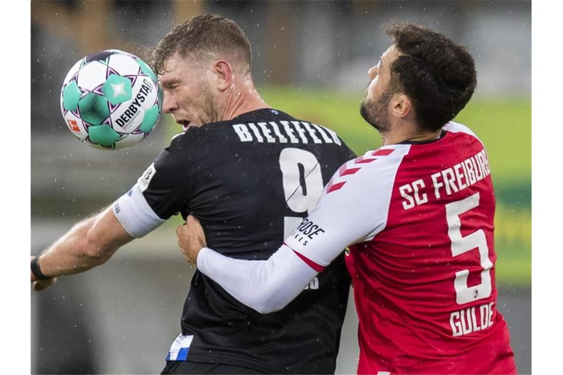 BVB-Debakel gegen Stuttgart - Bayern bleiben Tabellenführer Bielefelds Fabian Klos (l) im Zweikampf mit Freiburgs Manuel Gulde. Foto: Tom Weller/dpa