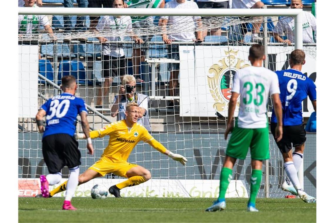 Dresden und Bielefeld drehen Spiele - Jahn mit Kantersieg Bielefelds Fabian Klos (r) trifft per Strafstoß zum 1:2 gegen Fürth. Foto: Guido Kirchner