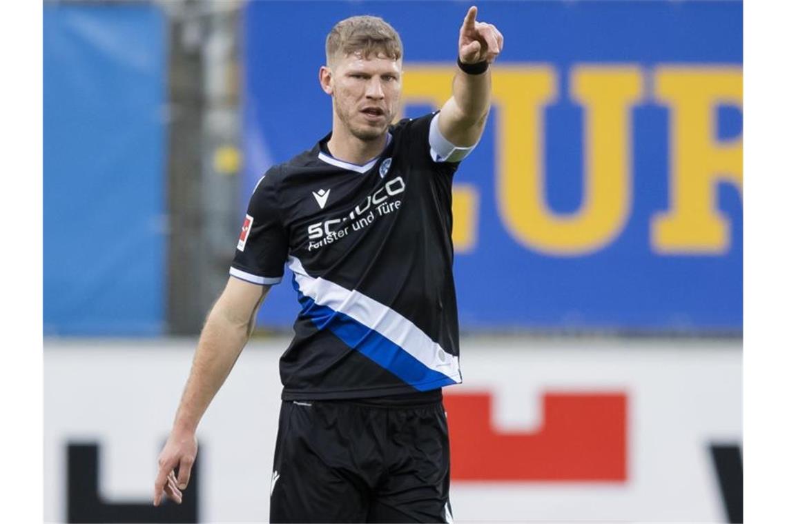 Klos zurück in Bielefeld-Startelf: Petersen auf der Bank Bielefelds Fabian Klos zeigt die Marschrichtung an. Foto: Tom Weller/dpa/Archivbild