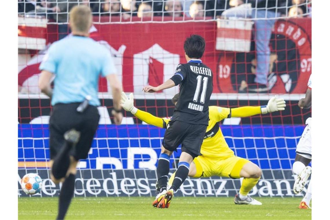 Bayern bleiben oben - Bielefeld feiert ersten Sieg Bielefelds Masaya Okugawa (M) schoss das einzige Tor in Stuttgart. Foto: Tom Weller/dpa