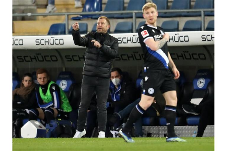 Bielefelds neuer Coach Frank Kramer (l steht vor der Aufgabe, mit seinen Profis mehr Durchschlagskraft beim Angreifen einzuüben. Foto: Friso Gentsch/dpa