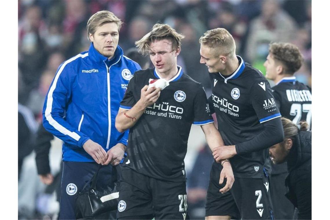 Bielefeld-Trainer über Wimmer: Angeknockt, aber ansprechbar Bielefelds Patrick Wimmer (M) muss verletzt vom Platz. Foto: Tom Weller/dpa