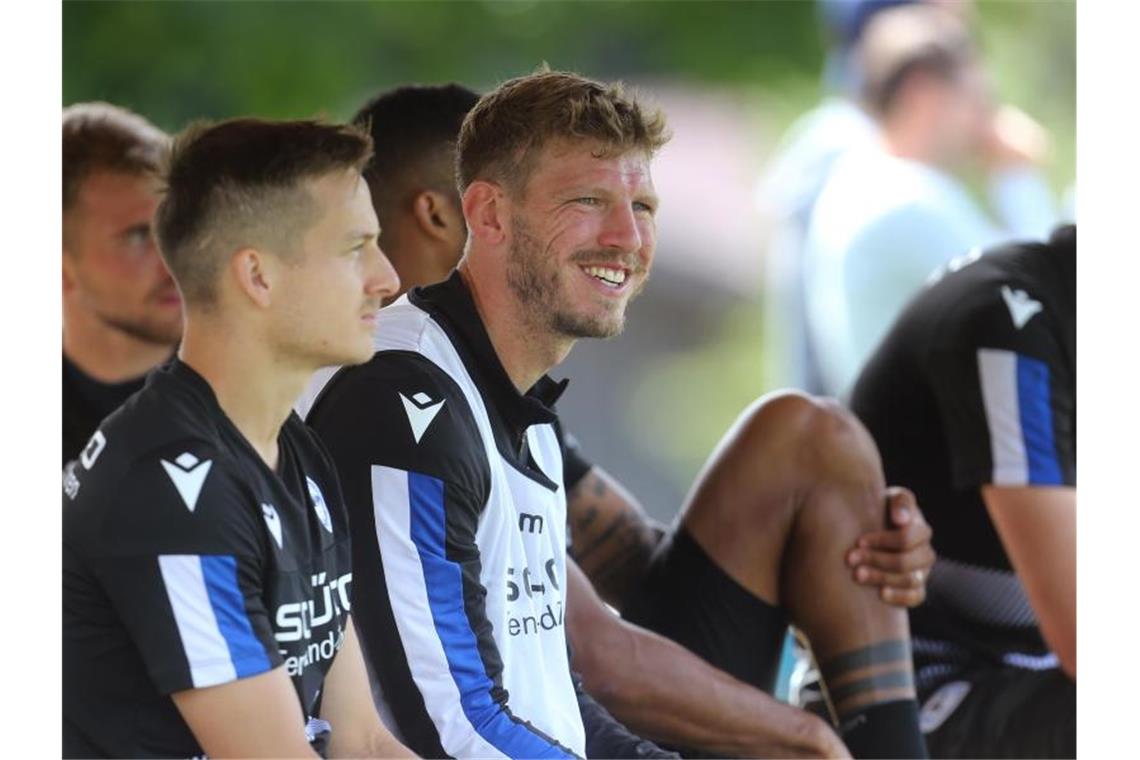 Bundesliga am Samstag: Sechs Spiele, sechs Köpfe Bielefelds Stürmer Fabian Klos (M) debütiert mit 32 Jahren in der Bundesliga. Foto: Karl-Josef Hildenbrand/dpa