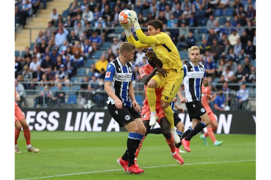 Bielefelds Torwart Stefan Ortega kommt vor Hoffenheims Ihlas Bebou (verdeckt) an den Ball. Foto: Friso Gentsch/dpa