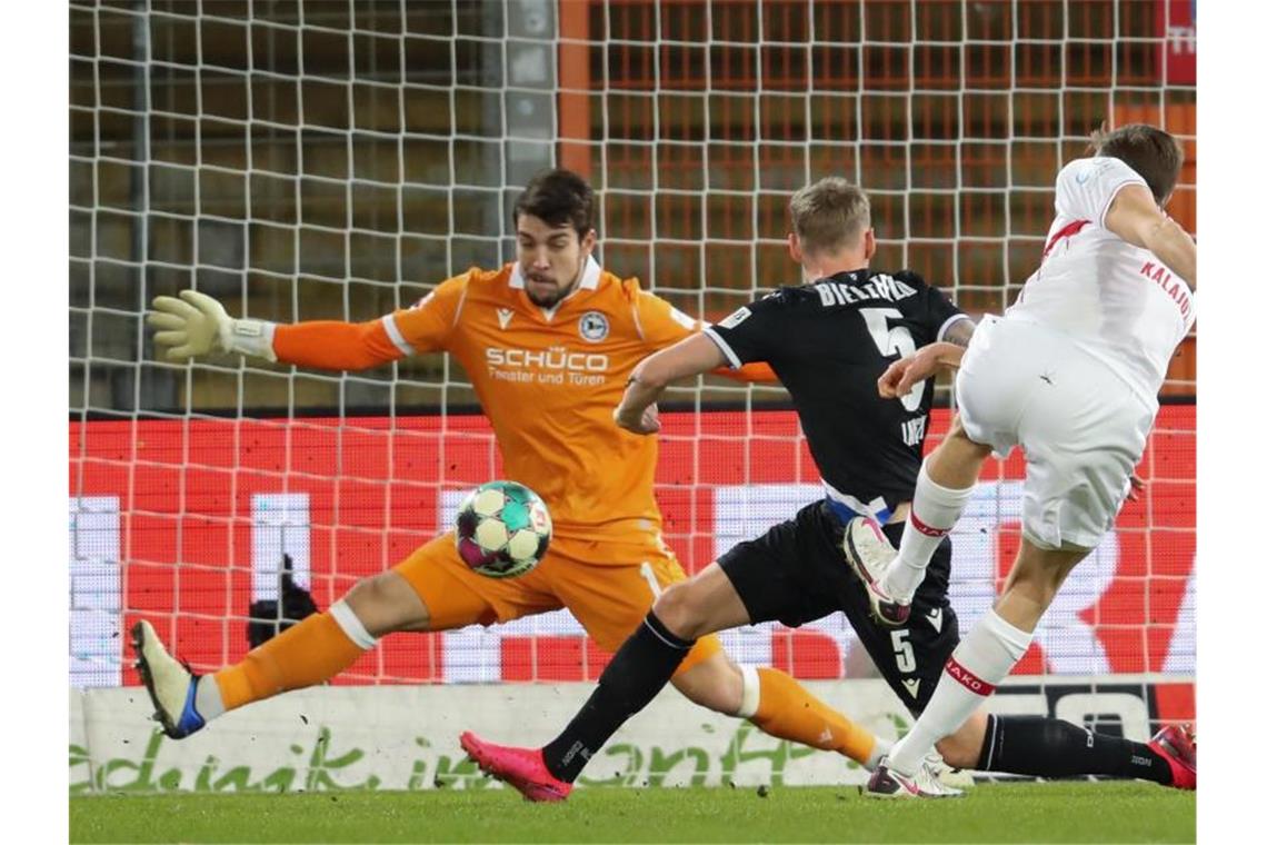 Bielefelds Torwart Stefan Ortega (l-r) und Jacob Barrett Laursen versuchen Stuttgarts Sasa Kalajdzic (r) am Torschuss zu hindern. Foto: Friso Gentsch/dpa