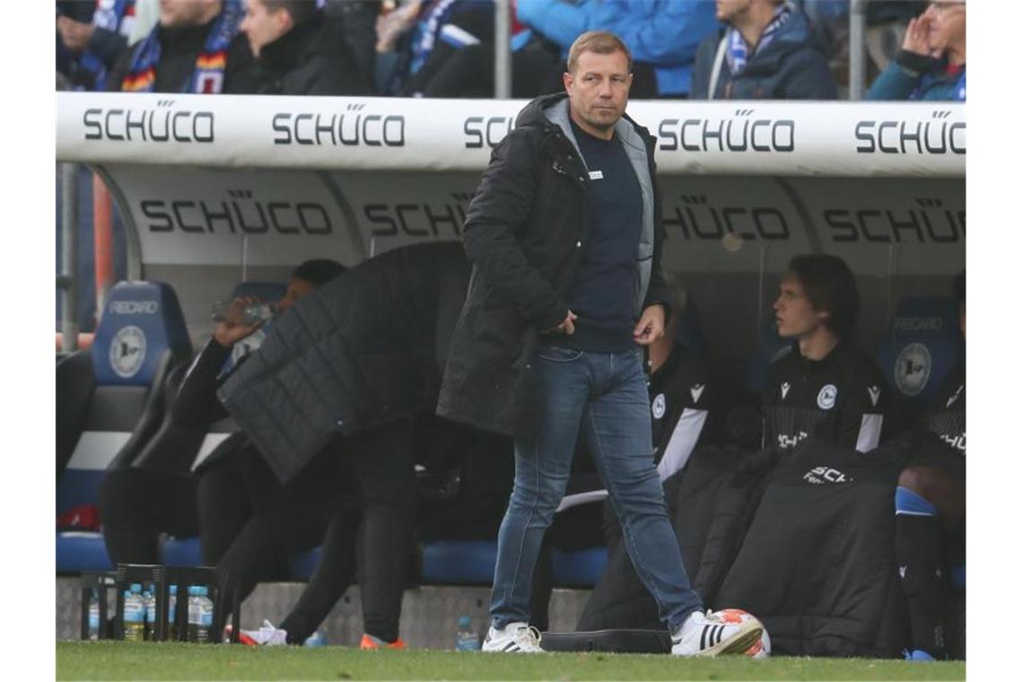 Bielefelds Kramer zur Kritik: Prallt nicht einfach so ab Bielefelds Trainer Frank Kramer am Spielfeldrand. Foto: Friso Gentsch/dpa/Archivbild