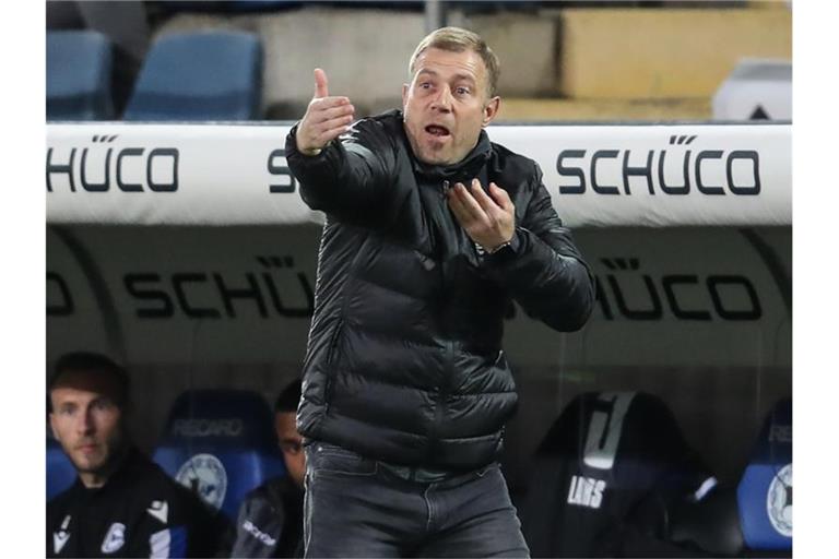 Bielefelds Trainer Frank Kramer schaut nach dem Sieg gleich wieder nach vorne. Foto: Friso Gentsch/dpa