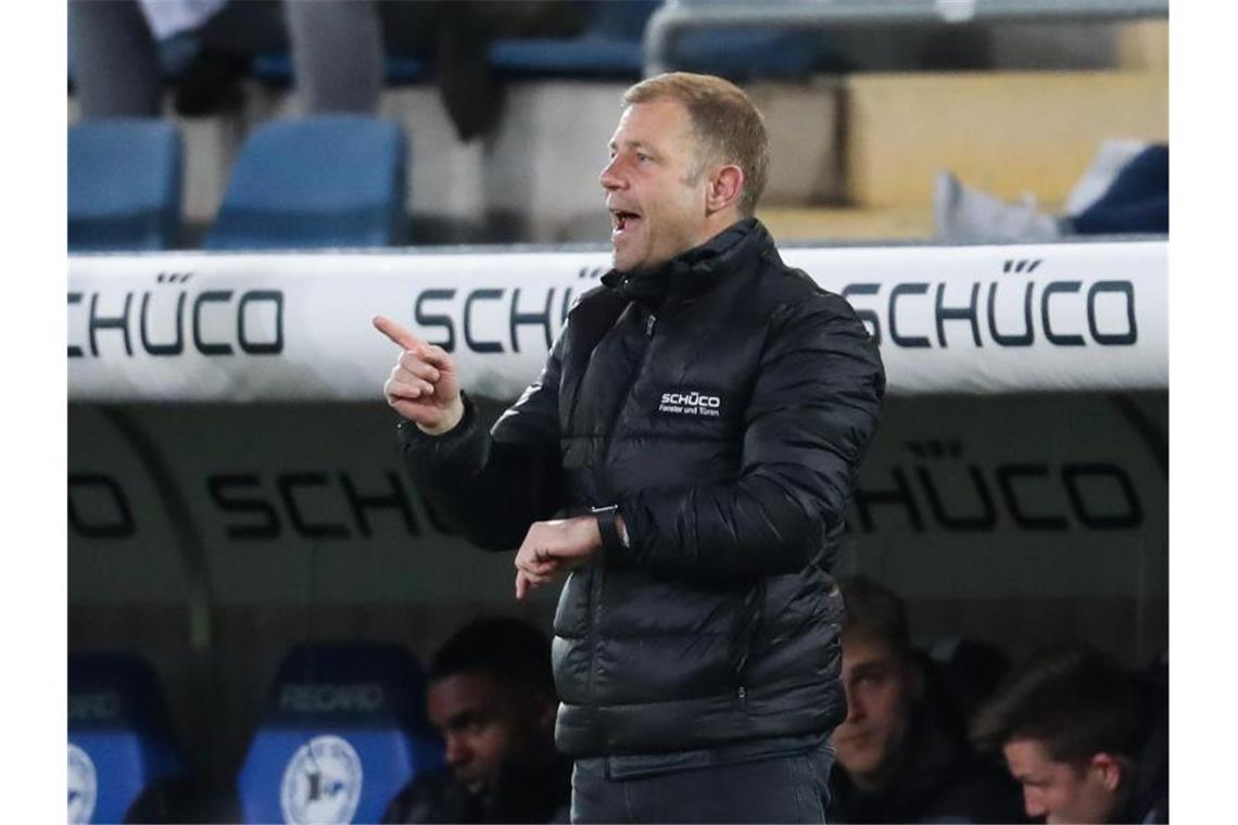 Bielefeld-Coach Kramer mahnt: Den „Fokus nie verlieren“ Bielefelds Trainer Frank Kramer steht im Stadion. Foto: Friso Gentsch/dpa