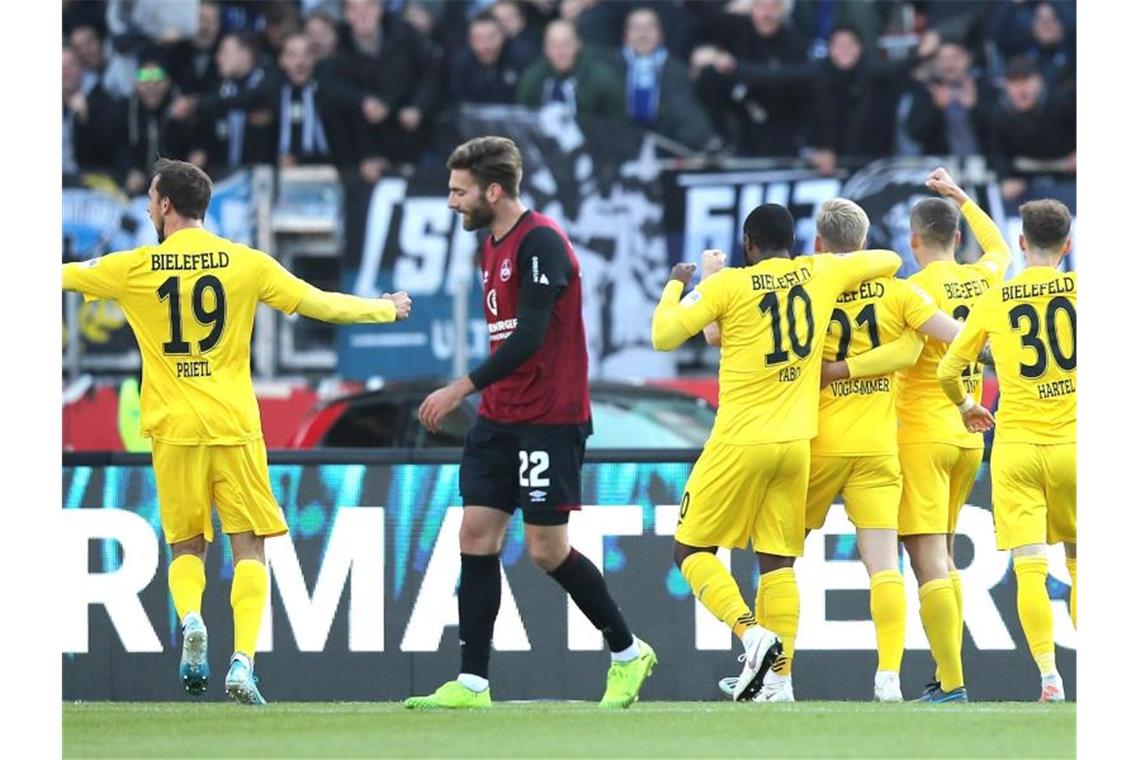 Bielefelds Voglsammer (3.v.r) jubelt mit seinen Kollegen Prietl (h, l-r), Yabo, Brunner und Hartel über seinen Treffer zum 2:0. Foto: Daniel Karmann/dpa