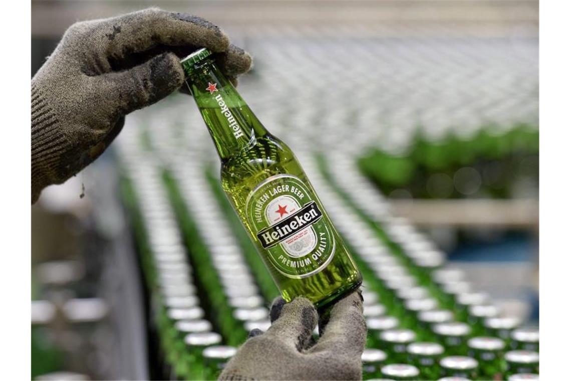 Bier am Förderband in einer Produktionshalle des Brauers Heineken. Foto: Marco De Swart/epa/ANP/dpa