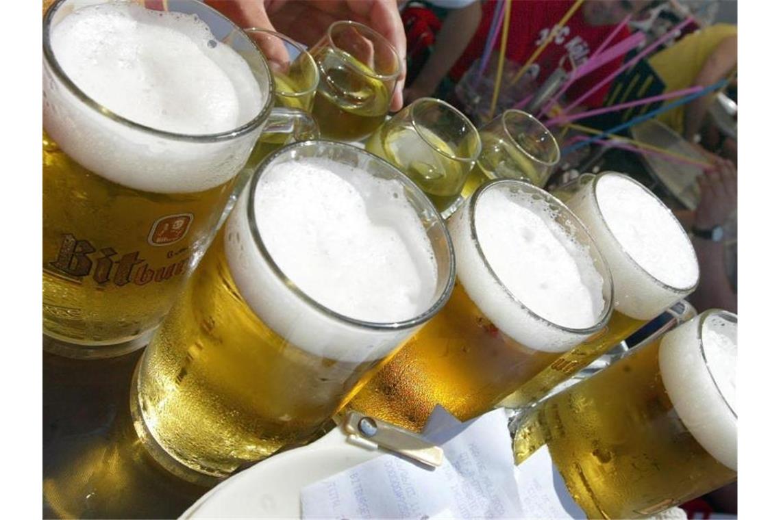 Neue Maßnahmen gegen „Sauf-Tourismus“ auf Mallorca und Ibiza Bier für deutsche Kurzurlauber am „Ballermann 6“ in El Arenal. Foto: Jens Wolf/dpa-Zentralbild/dpa