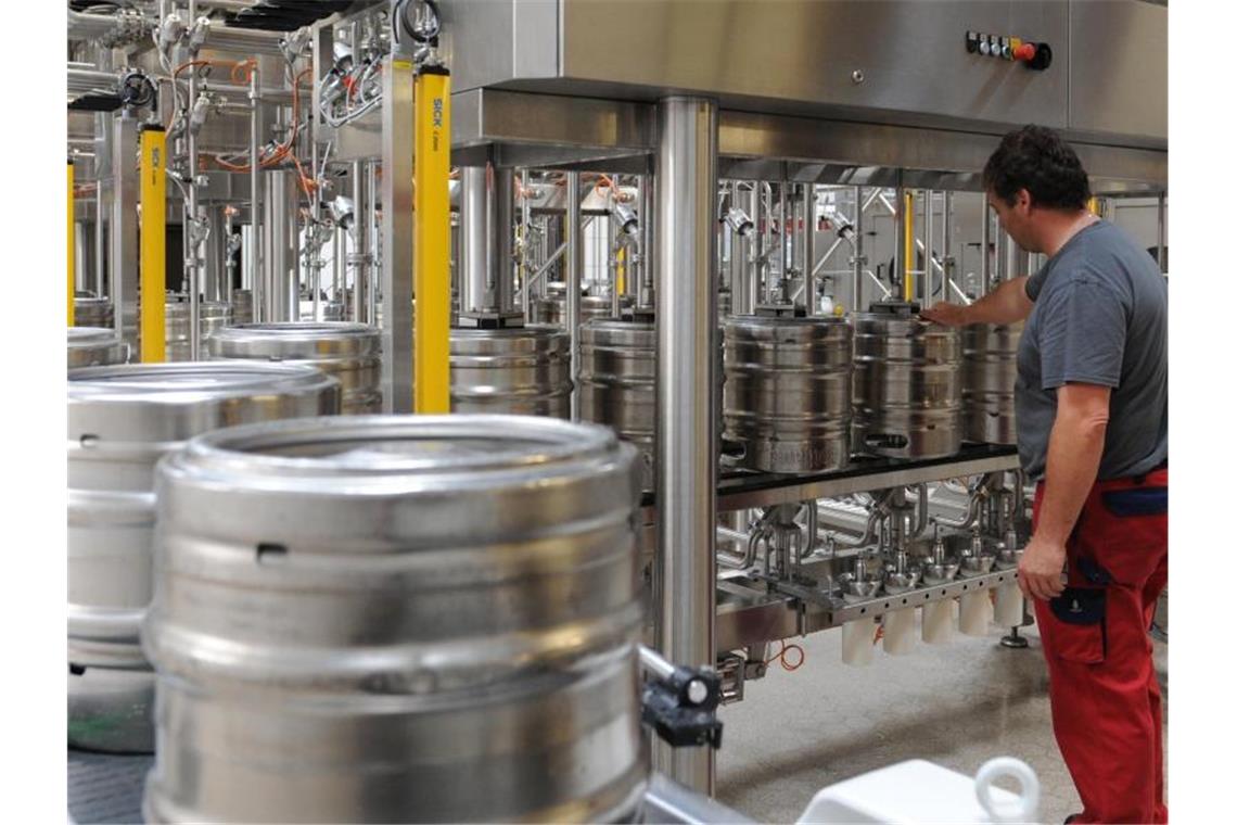 Fassbier wird für Gastronomie in vielen Fällen teurer Bier wird in der Staatsbrauerei Rothaus in Baden-Württemberg in Fässer gefüllt. Foto: Patrick Seeger/dpa