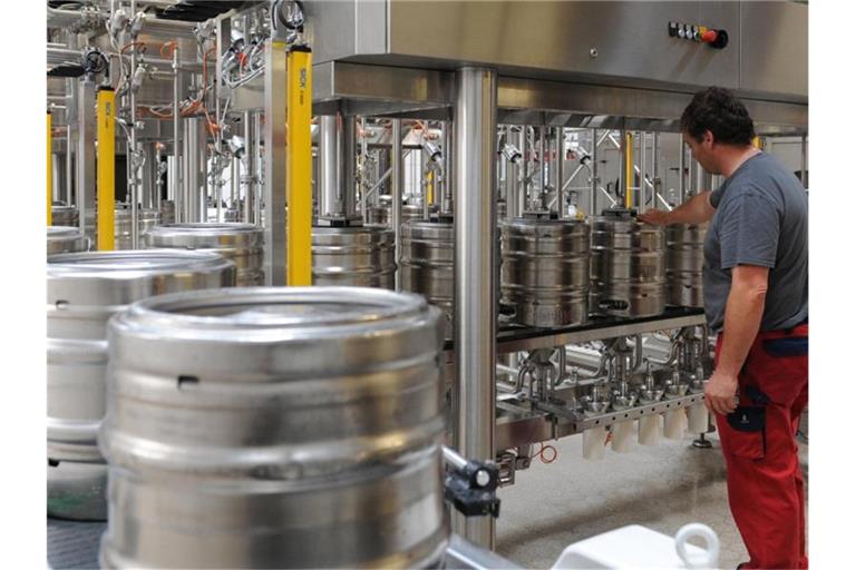 Bier wird in der Staatsbrauerei Rothaus in Baden-Württemberg in einer Abfüllanlage in Bierfässer gefüllt. Foto: Patrick Seeger/dpa