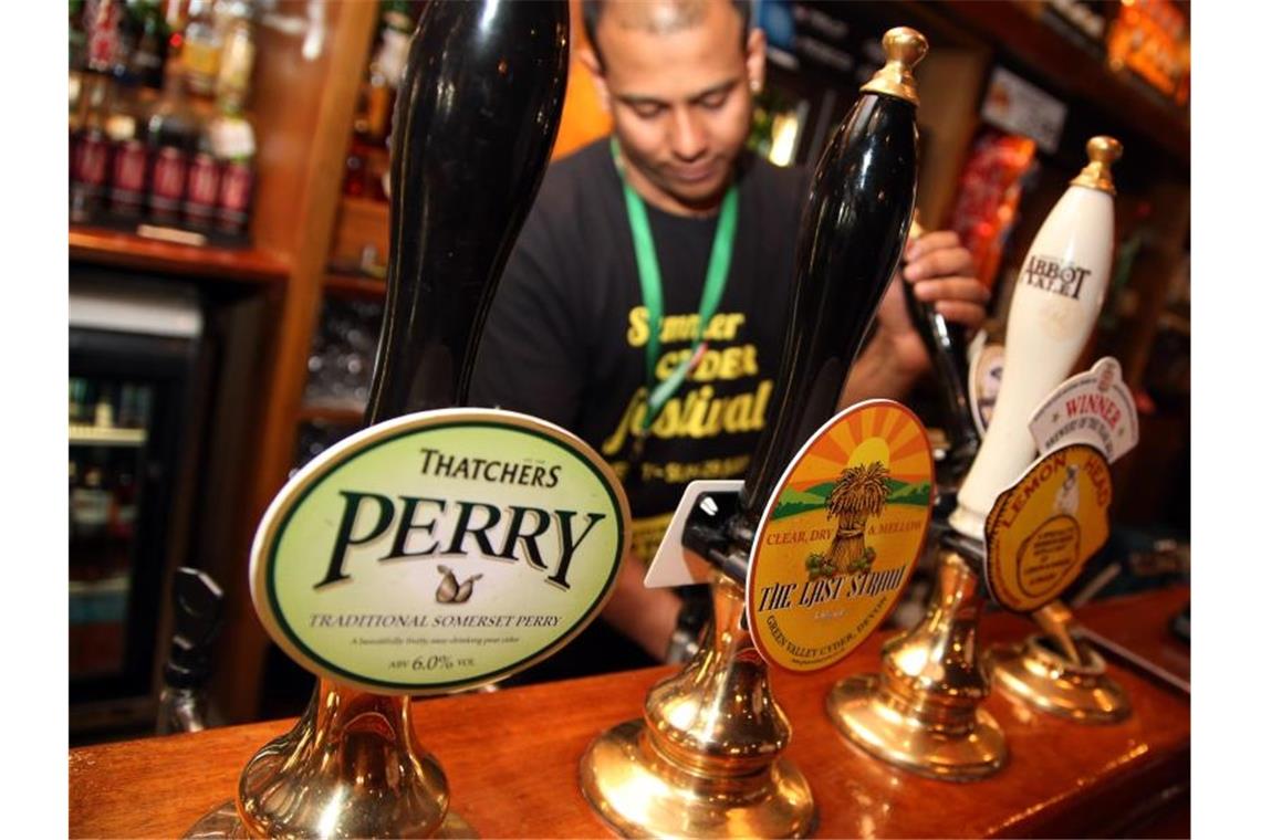 Bier wird in einem Pub in London ausgeschenkt. In der Hauptstadt kostet ein großes Glas Bier oft mehr als fünf Pfund (mehr als 5,90 Euro). Foto: Friso Gentsch/dpa