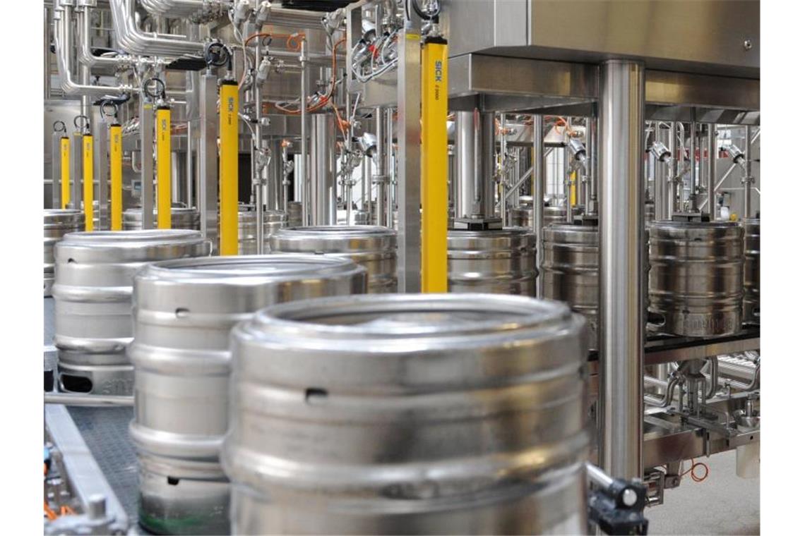 Beschäftige von Brauereien erhalten mehr Geld Bier wird in einer Brauerei in einer Abfüllanlage in Bierfässer gefüllt. Foto: Patrick Seeger/dpa/Symbolbild