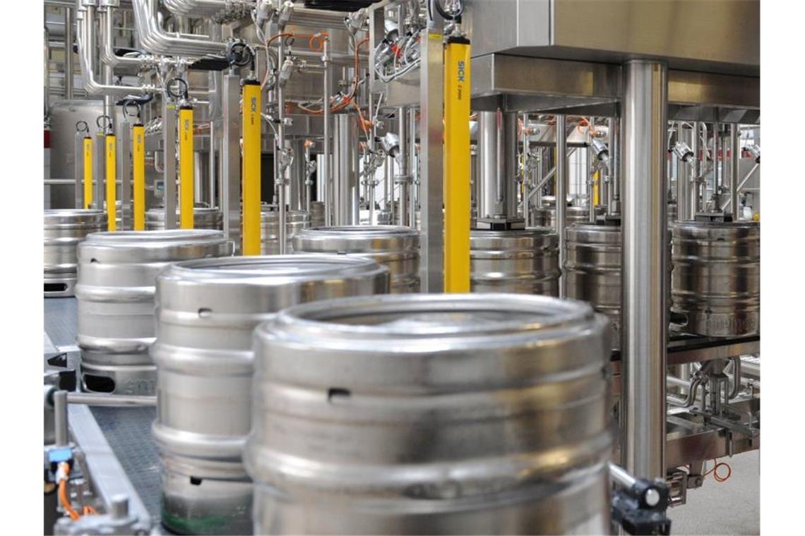Betriebe müssen Bier loswerden - Freibier statt Gully? Bier wird in einer Brauerei in Fässer gefüllt. Foto: Patrick Seeger/dpa