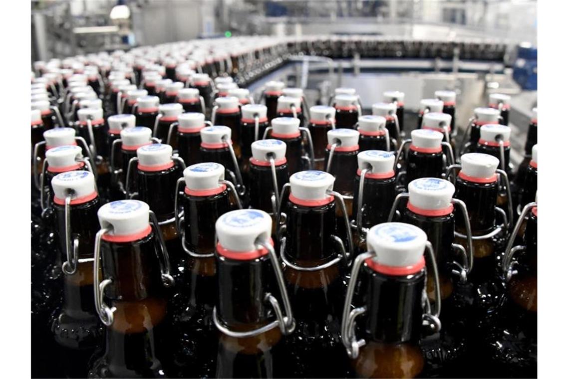 Flensburger Brauerei will keine Preiserhöhungen 2022 Bierflaschen laufen über ein Band in der Flensburger Brauerei. Foto: Carsten Rehder/dpa