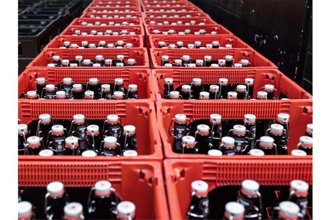 Bierflaschen werden in einem Kühlhaus gelagert. Rund jedes vierte in der EU produzierte Bier kommt aus Deutschland. Foto: Marcel Kusch/dpa