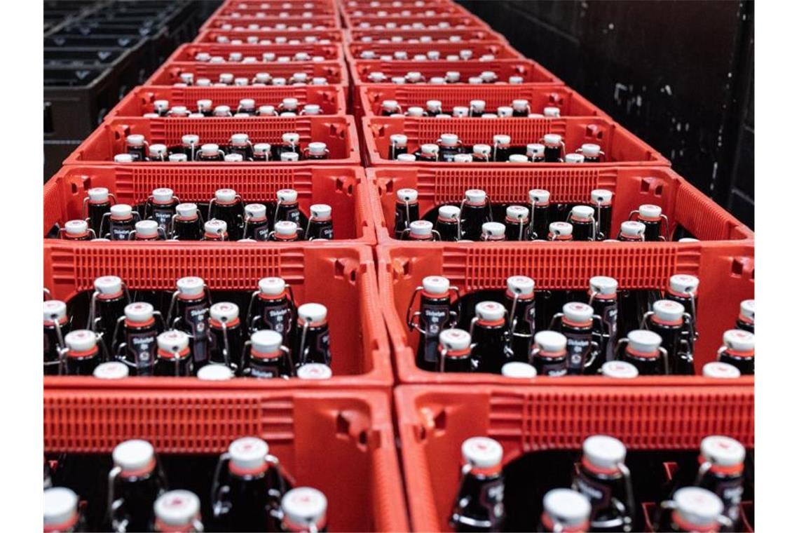 Deutschland ist größter Bierproduzent der EU Bierflaschen werden in einem Kühlhaus gelagert. Rund jedes vierte in der EU produzierte Bier kommt aus Deutschland. Foto: Marcel Kusch/dpa