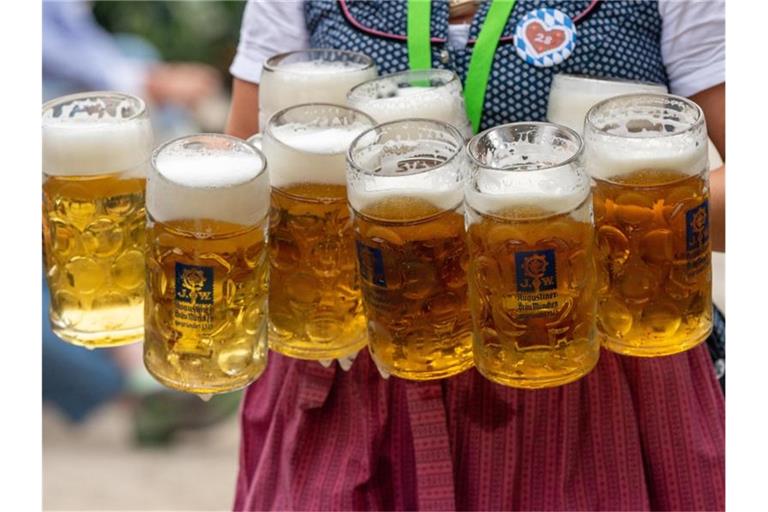 Biergenuss wie hier auf einem Volksfest in Oberbayern - das gab es seit Pandemiebeginn nur selten. Foto: Peter Kneffel/dpa