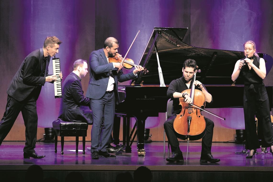 Bieten dem Klassikpublikum im Backnanger Bürgerhaus eine bunte Mischung an Kompositionen aus verschiedenen Genres: Spark. Vereinzelt gibt es am Schluss Standing Ovations. Foto: A. Becher