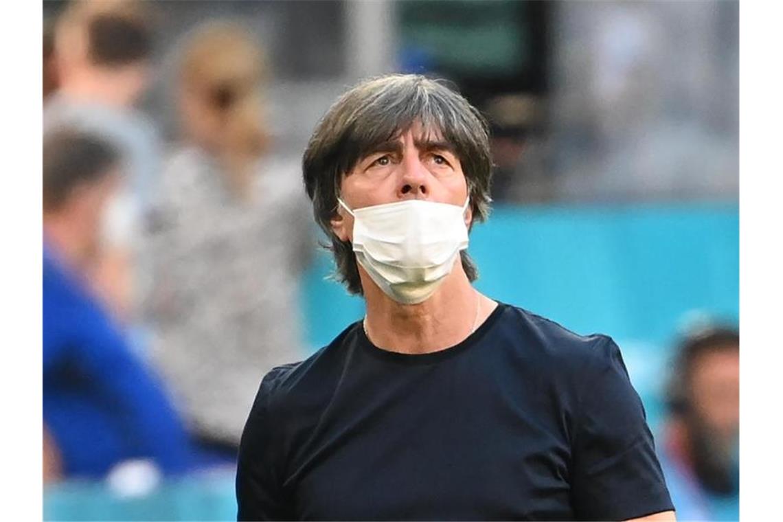 Bietet gegen Weltmeister Frankreich exakt jene Formation auf, die im letzten Testspiel gegen Lettland mit 7:1 gewonnen hatte: Joachim Löw. Foto: Federico Gambarini/dpa