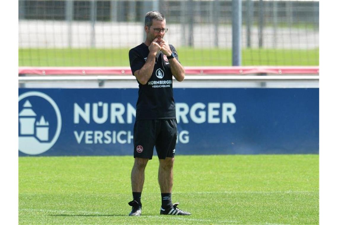 Bietet im Relegations-Hinspiel gegen den FC Ingolstadt eine stark veränderte Formation auf: Nürnbergs Interimscoach Michael Wiesinger. Foto: Timm Schamberger/dpa