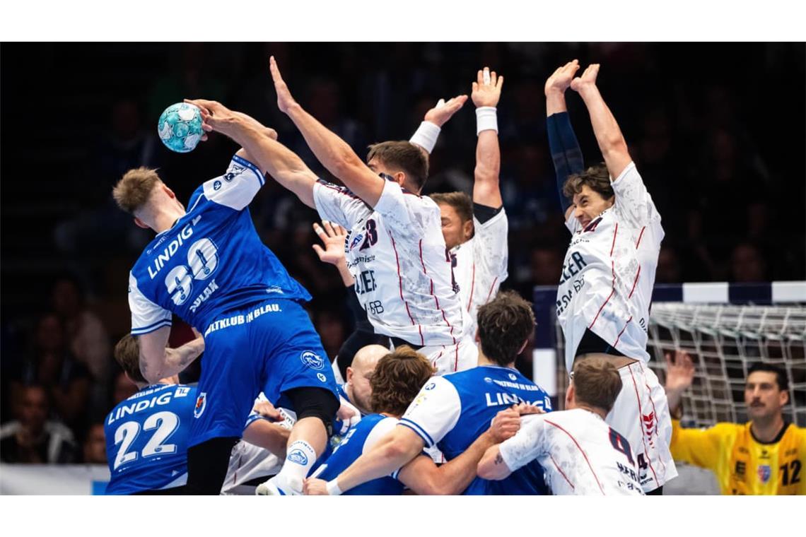 Bietigheims Abwehr stemmte sich vergebens gegen die Angreifer des ThSV Eisenach (Dominik Solak beim Wurf).