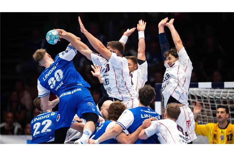 Bietigheims Abwehr stemmte sich vergebens gegen die Angreifer des ThSV Eisenach (Dominik Solak beim Wurf).