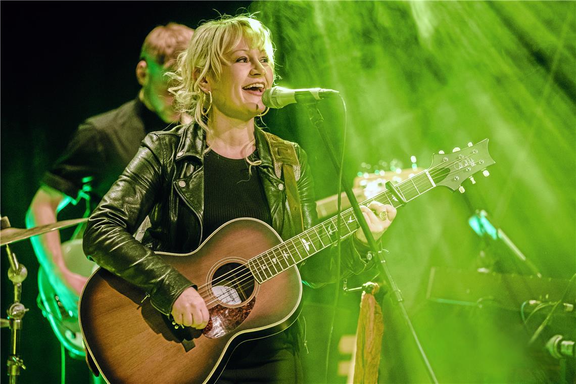 Die Band Wildflower um Frontfrau Biggi Binder bietet musikalisches Soulfood vom Feinsten Biggi Binder genießt das Schreiben eigener Songs in englischer Sprache und die Interaktion mit dem Publikum. Fotos: Onkel Jürgen