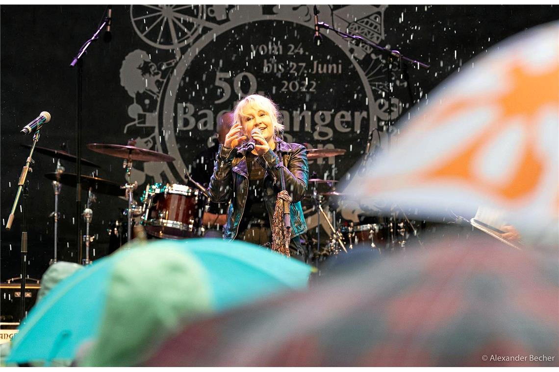 Biggi Binder, Regenschirme und Regen // Freitag // 50. Backnanger Straßenfest