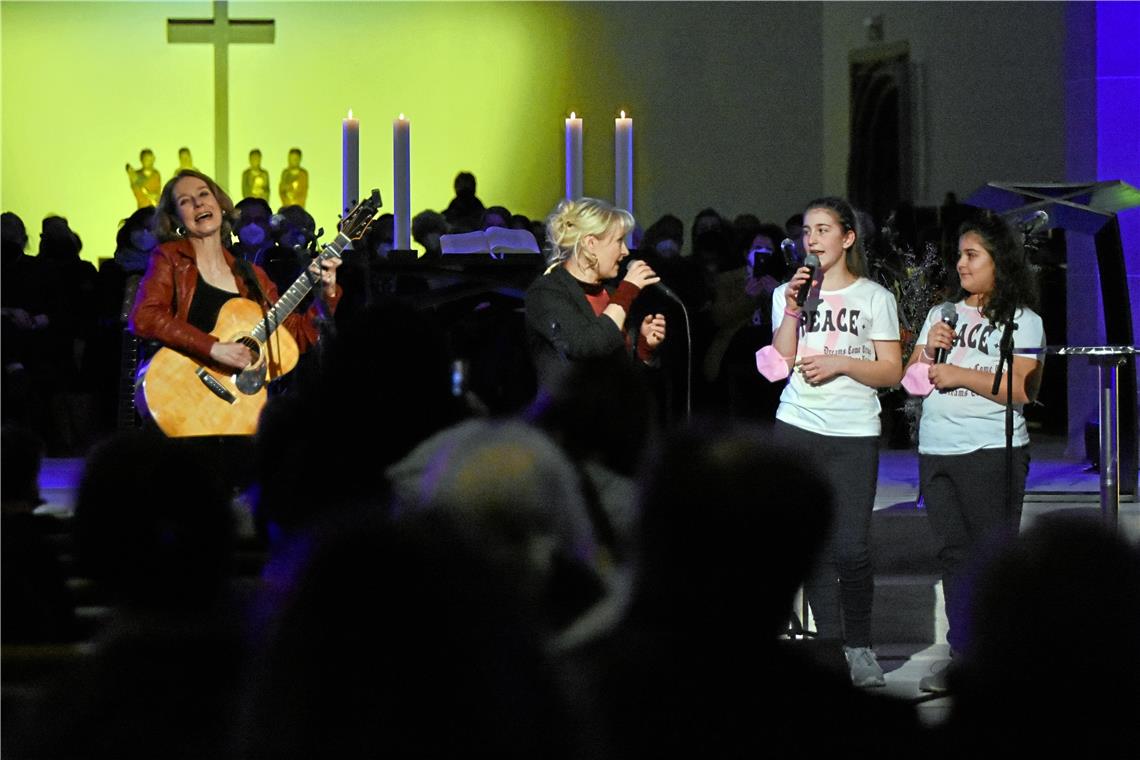 Biggi Binder (zweite von links) und Barbara Gräsle (Hearts and Bones) singen gem...