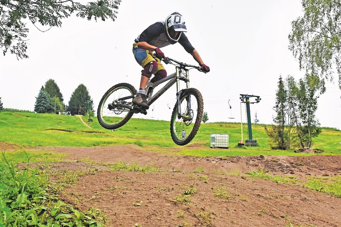 Ein Paradies für Biker und Boarder Bikepark-Manager Joe Kegel beim Sprung im Bikepark am Skilift im Freizeitzentrum in Großerlach. Fotos: T. Sellmaier