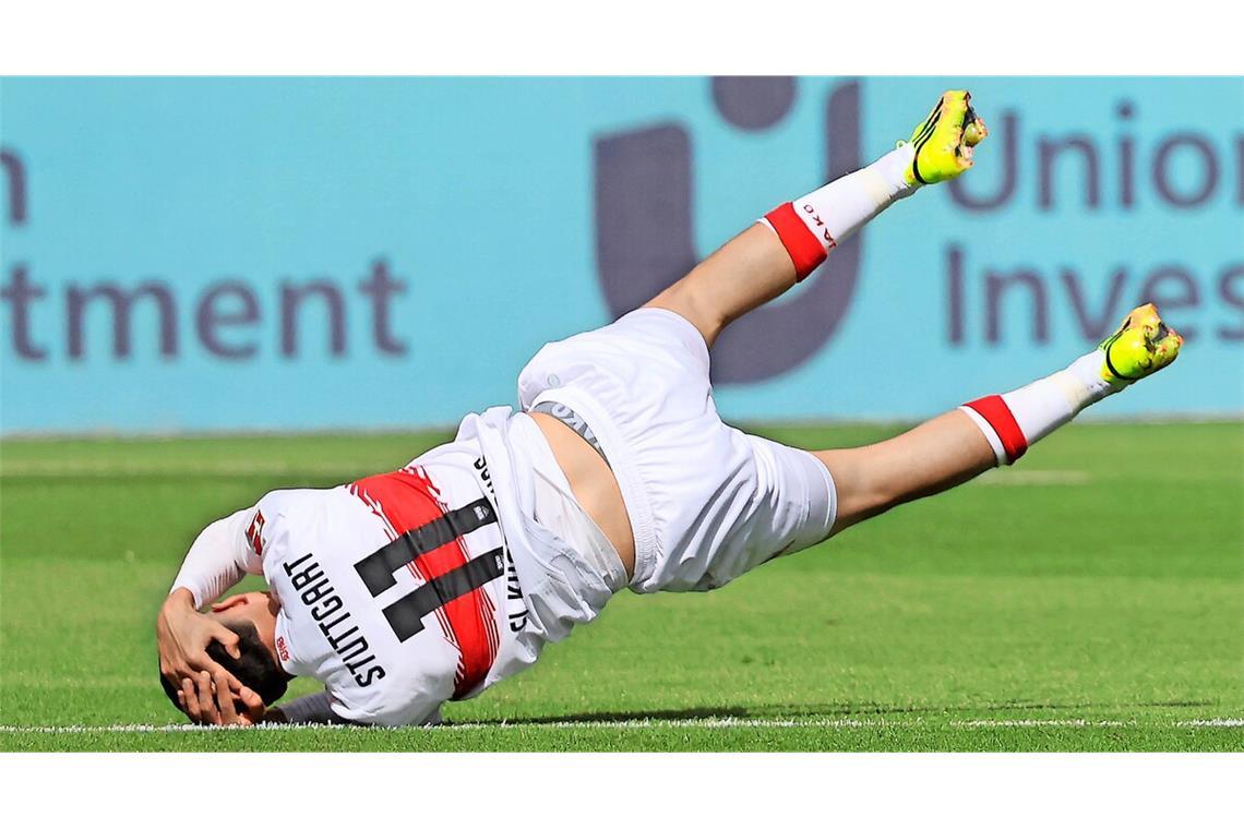 Bilal El Khannouss geht im Spiel gegen Hoffenheim zu Boden – steht kurze Zeit später aber wieder auf.
