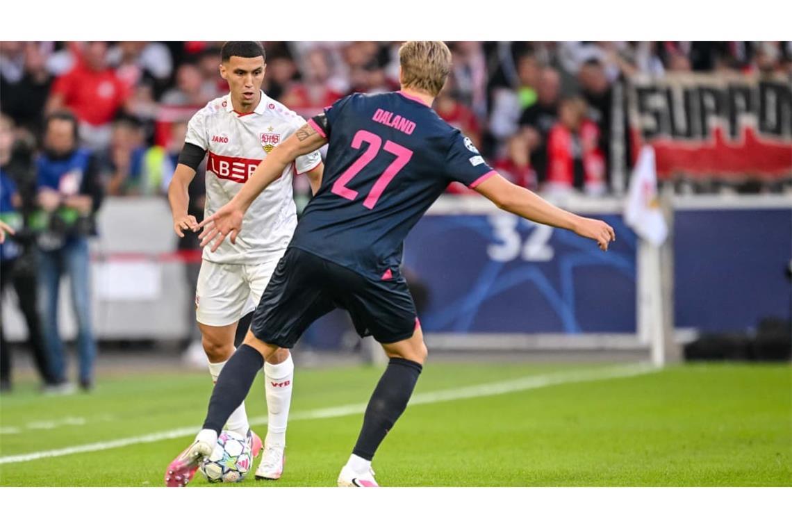 Bilal El Khannouss im Duell mit Jesper Daland.