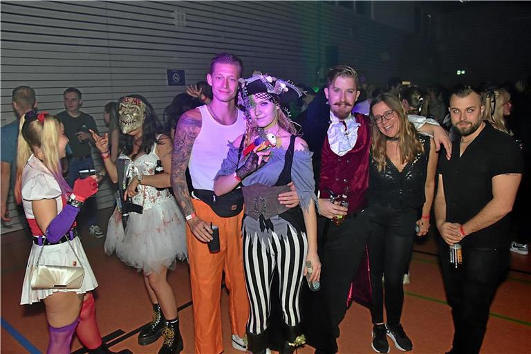 Prächtige Stimmung bei der Halloween-Party in der Gemeindehalle Burgstall