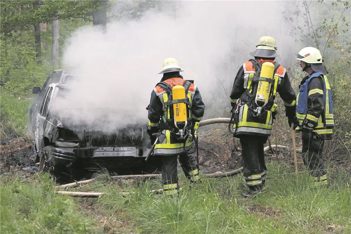 Zwei Autos brennen Zwei Autos brennen