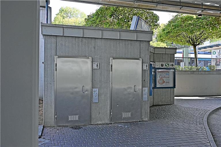 Fäkalien an der Wand und defekte Türen