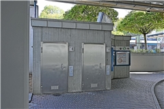 Fäkalien an der Wand und defekte Türen