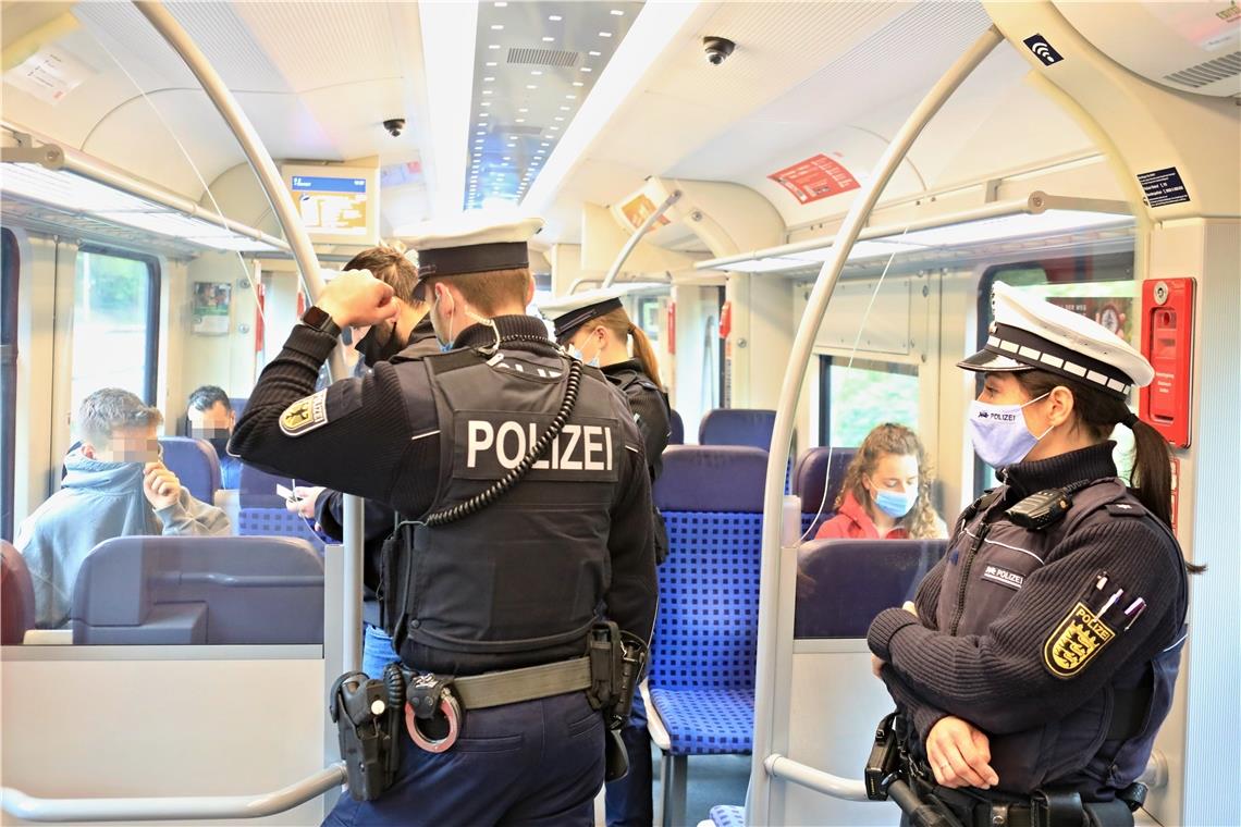 In S-Bahn nach Backnang Bahnmitarbeiter gewürgt In S-Bahn nach Backnang Bahnmitarbeiter gewürgt
