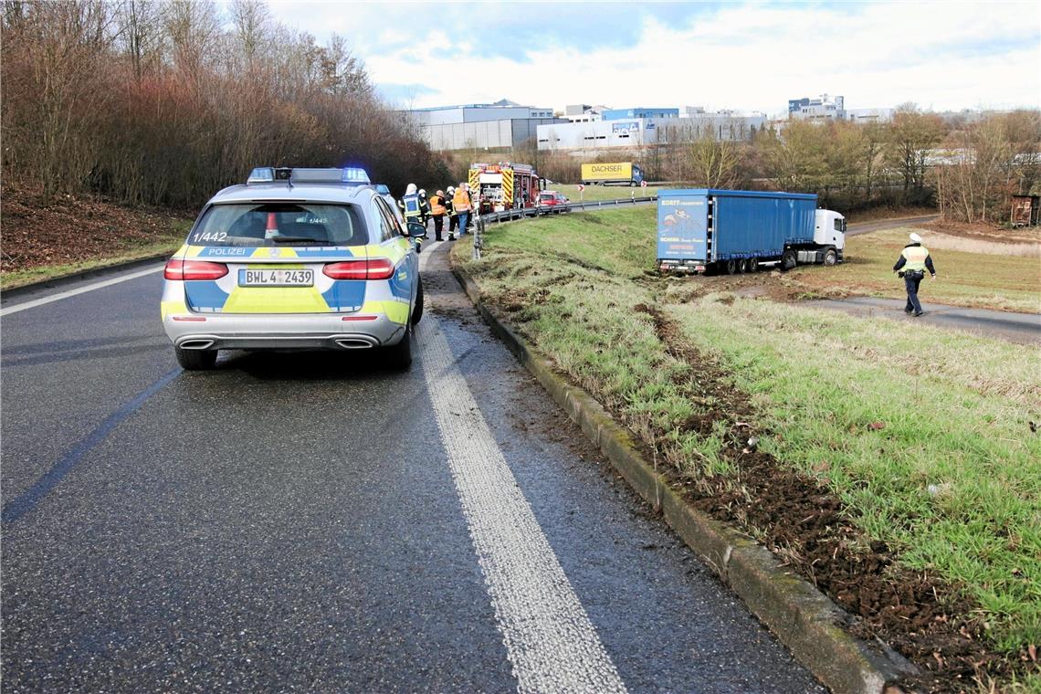 Sattelauflieger landet im Feld