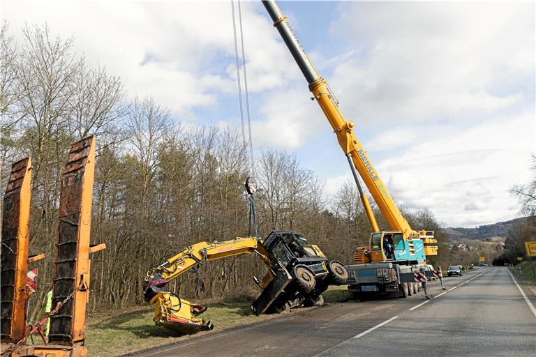 B14: Bagger stürzt von Tieflader