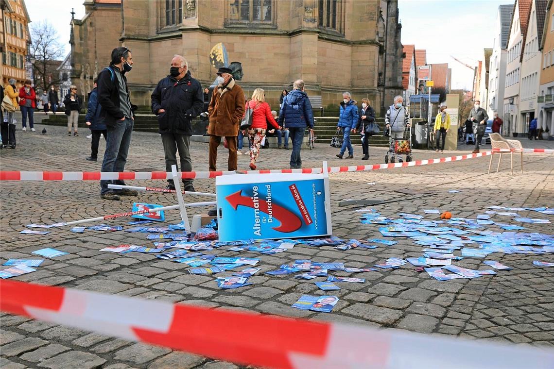 Antifa-Attacke auf den AfD-Infostand auf Schorndorfer Wochenmark